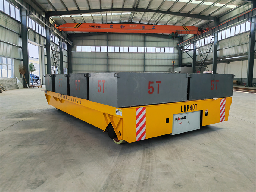 載重40噸無軌車廠區(qū)內(nèi)滿載實驗